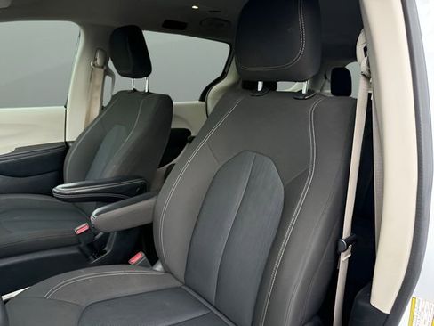 Used 2022 Chrysler Voyager LX FWD image 35