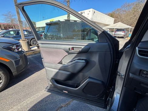 Used 2025 Toyota Highlander LE image 20