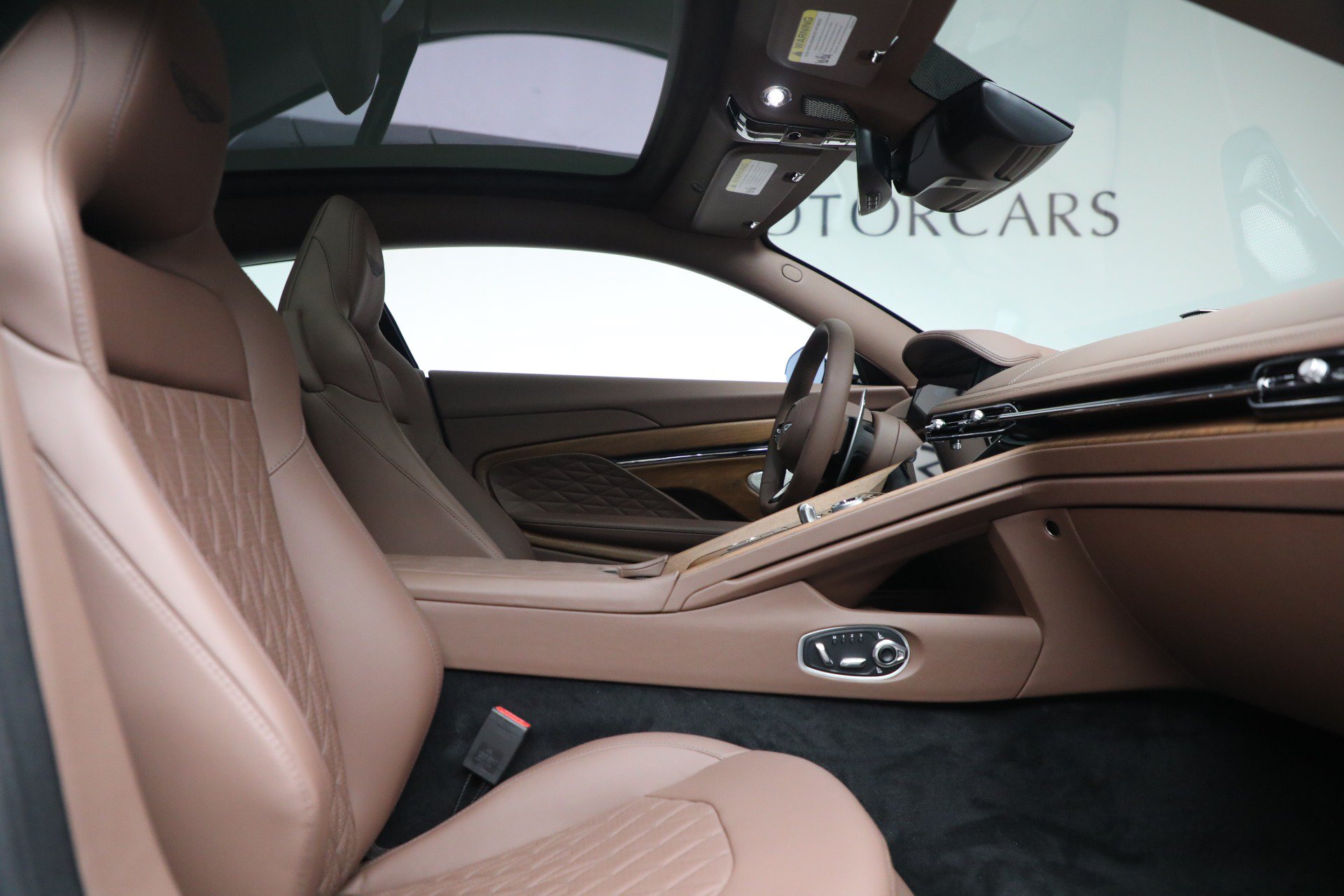 Used 2025 Aston Martin DB12 Coupe RWD image 25