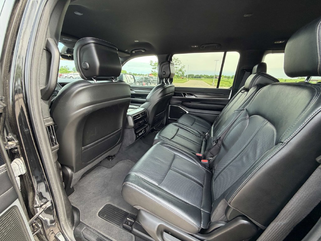 Used 2024 Jeep Wagoneer Series II w/ Flexible Seating Group AWD/4WD image 19