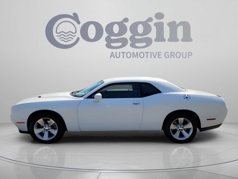 Used 2023 Dodge Challenger SXT RWD image 2