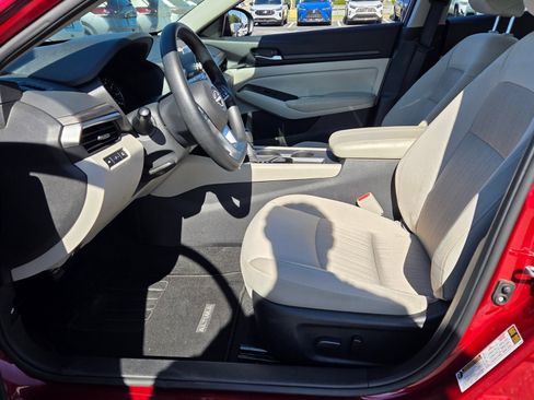 Used 2025 Nissan Altima 2.5 SV FWD image 5