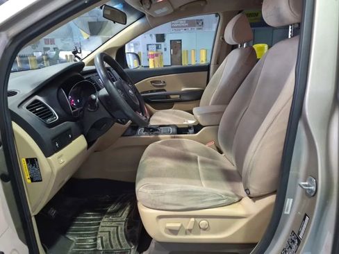 Used 2015 Kia Sedona LX image 4