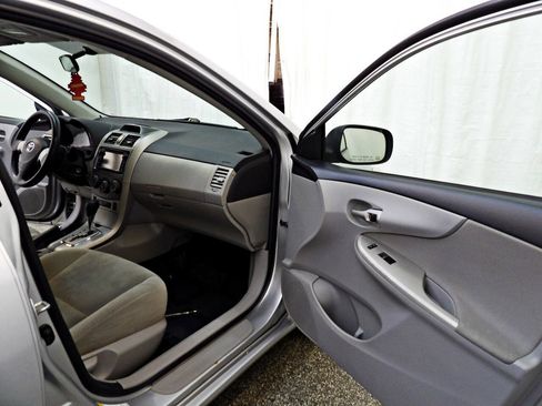 Used 2013 Toyota Corolla LE w/ Preferred Accessory Pkg #2 FWD image 17