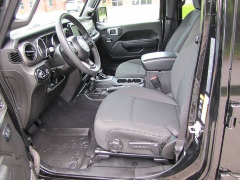 Used 2023 Jeep Gladiator Sport AWD/4WD image 12