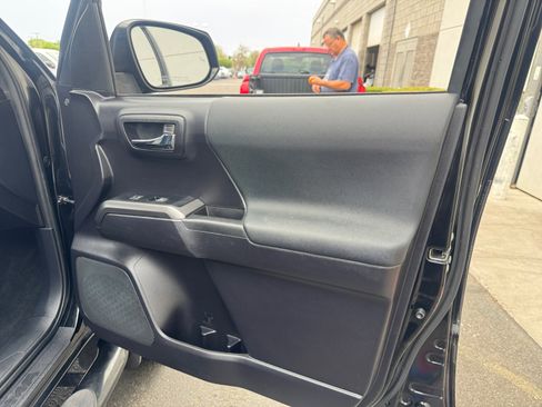 Used 2020 Toyota Tacoma TRD Sport w/ Technology Package RWD image 18