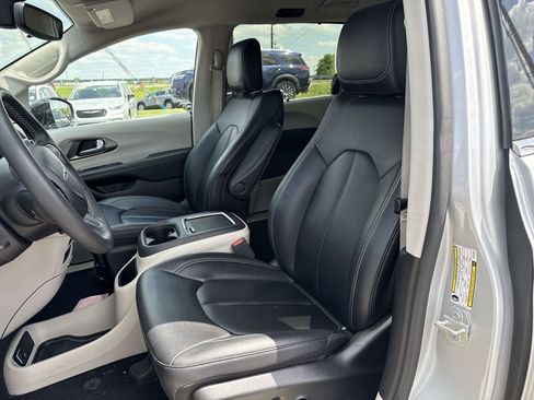 Used 2024 Chrysler Pacifica Touring-L FWD image 23