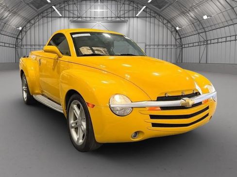 Used 2004 Chevrolet SSR w/ Preferred Equipment Group RWD image 5