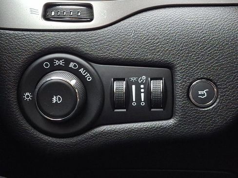 Used 2019 Jeep Cherokee Latitude Plus w/ Comfort/Convenience Group image 27