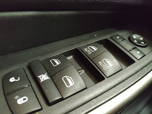 Used 2019 Jeep Cherokee Latitude Plus w/ Comfort/Convenience Group image 27