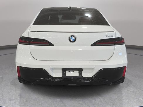 Used 2024 BMW 740i image 7