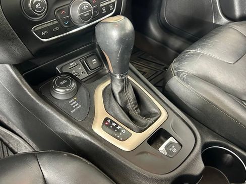 Used 2018 Jeep Cherokee Limited AWD/4WD image 31