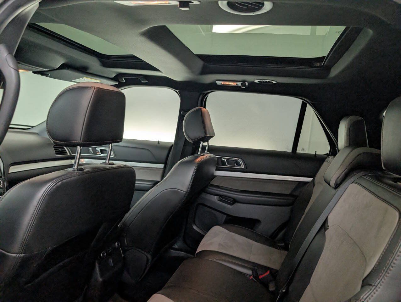 Used 2017 Ford Explorer XLT w/ XLT Technology Feature Bundle AWD/4WD image 15