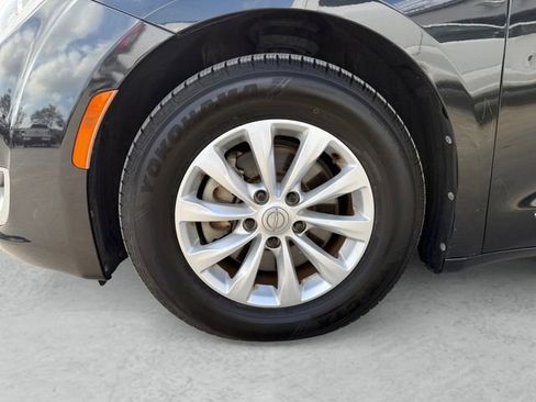 Used 2017 Chrysler Pacifica Touring-L image 15