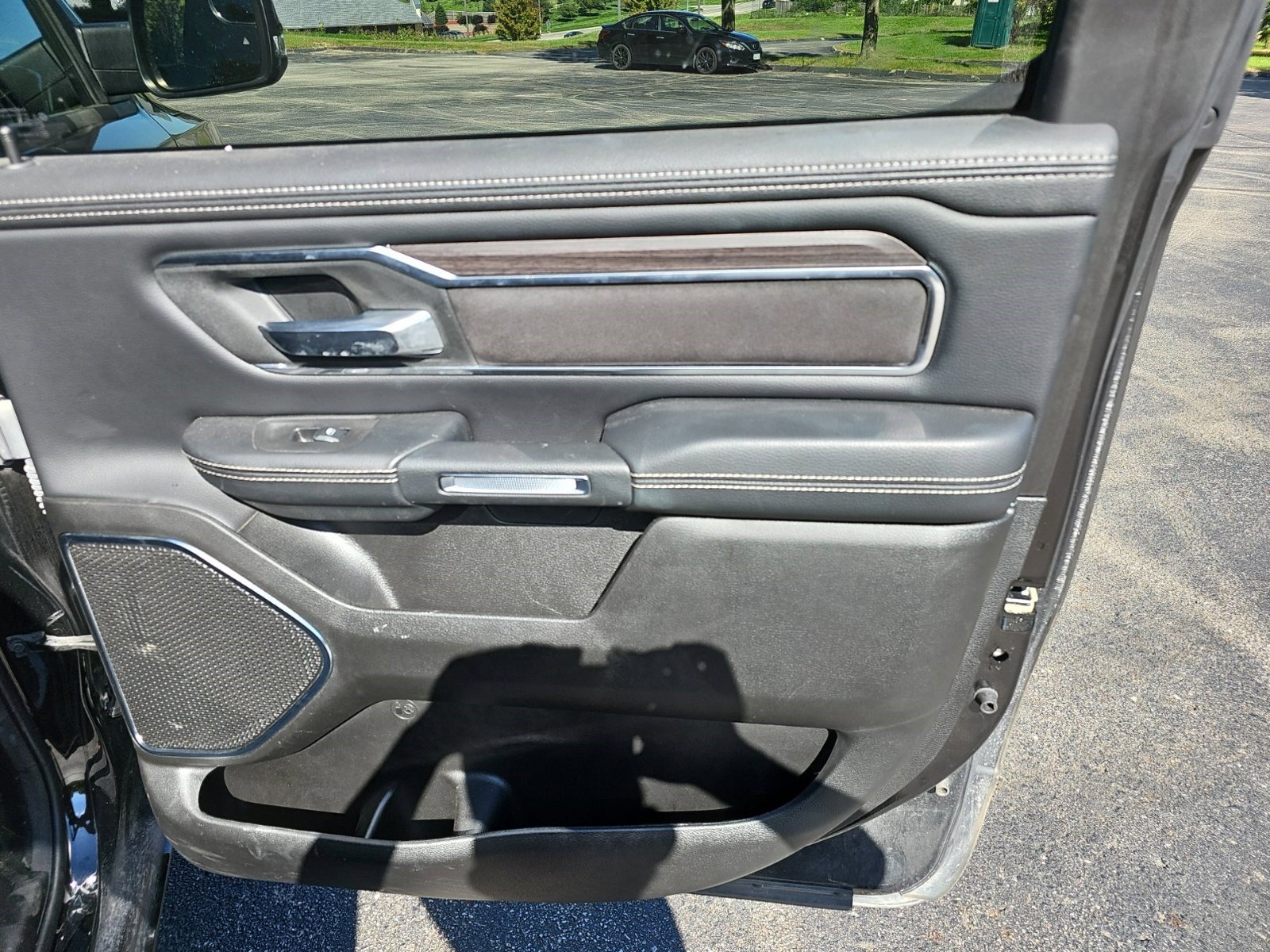 Used 2025 RAM 1500 Laramie w/ Sport Appearance Package AWD/4WD image 16