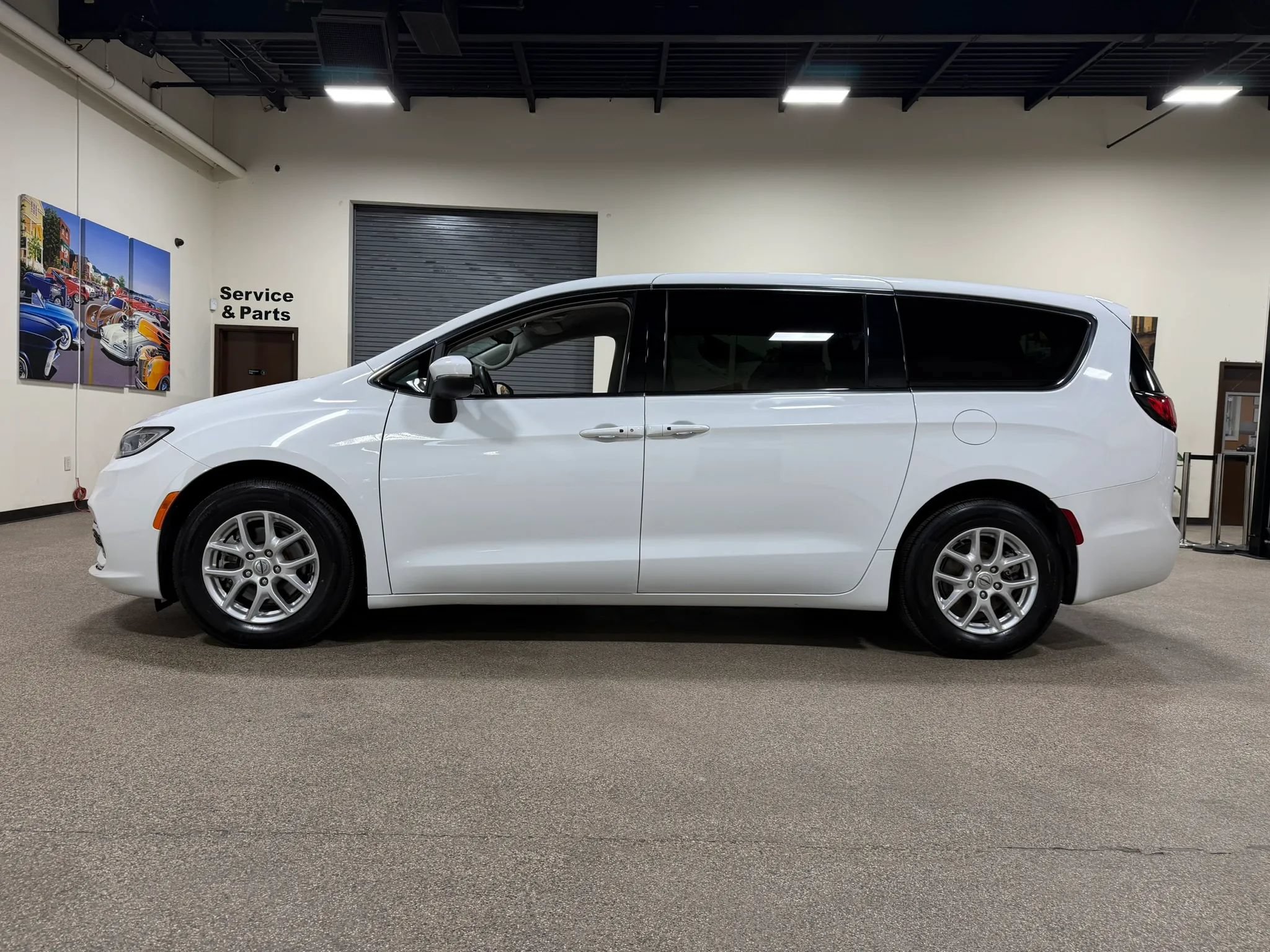 Used 2023 Chrysler Pacifica Touring-L FWD image 8