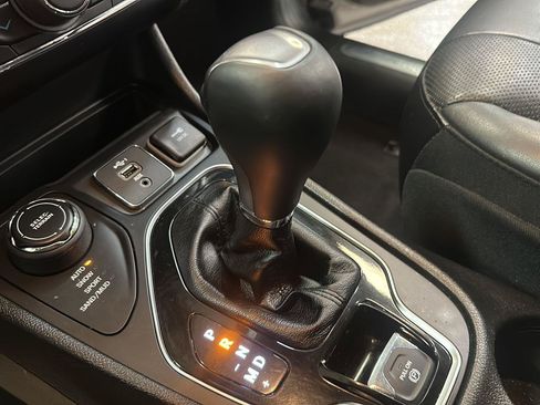Used 2019 Jeep Cherokee Limited w/ Luxury Group AWD/4WD image 25