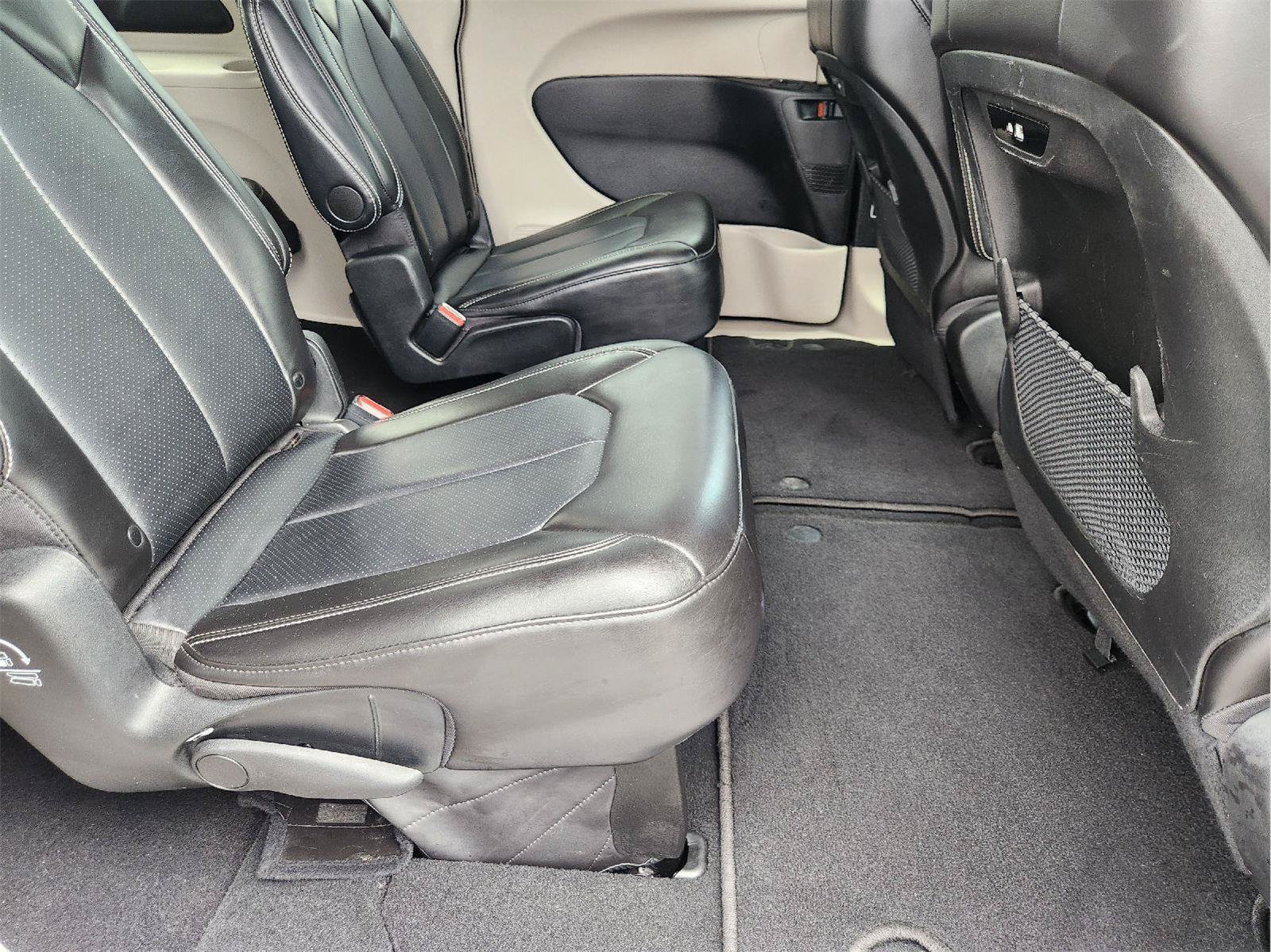 Used 2024 Chrysler Pacifica Touring-L FWD image 31