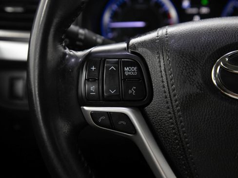 Used 2018 Toyota Highlander AWD V6 image 25