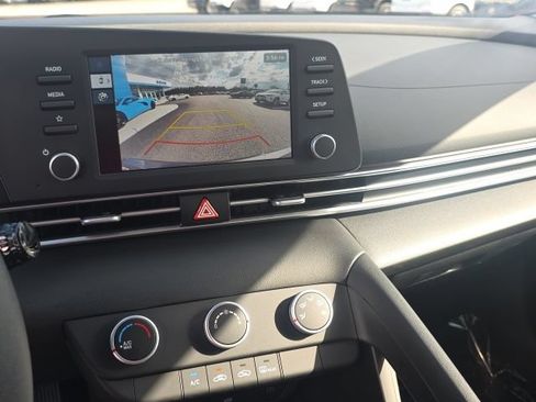 Used 2025 Hyundai Elantra SE FWD image 21