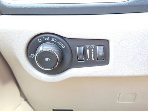 Used 2023 Chrysler Pacifica Touring-L image 26