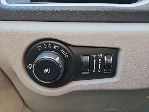 Used 2024 Chrysler Pacifica Select image 23