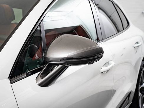 Certified 2025 Porsche Macan Turbo image 18