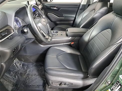 Used 2023 Toyota Highlander XLE image 20