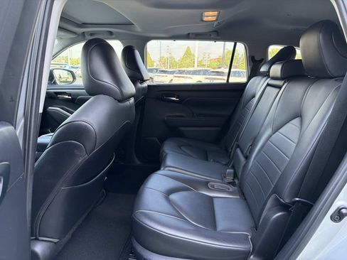 Used 2021 Toyota Highlander XLE FWD image 16