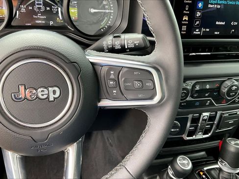 Used 2025 Jeep Wrangler Unlimited Sahara w/ Safety Group AWD/4WD image 23