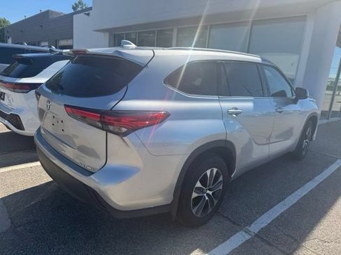 Used 2022 Toyota Highlander XLE AWD/4WD image 5