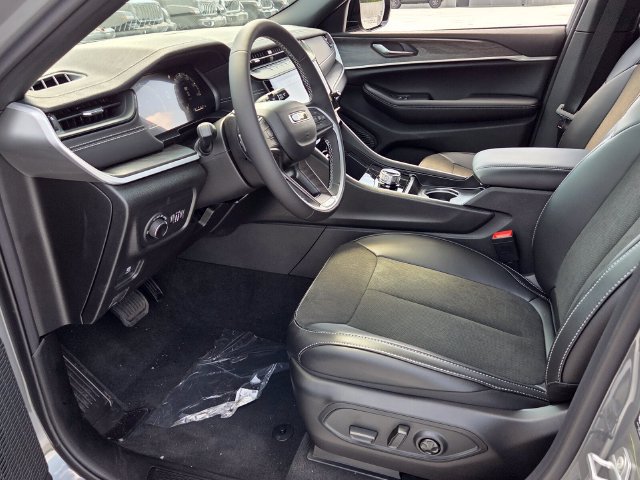 New 2027 Jeep Grand Cherokee Altitude RWD image 14