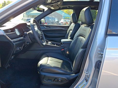 Used 2025 Jeep Grand Cherokee Overland AWD/4WD image 17