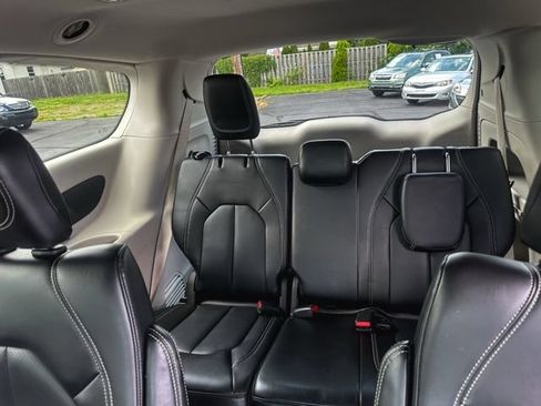 Used 2023 Chrysler Pacifica Touring-L FWD image 22