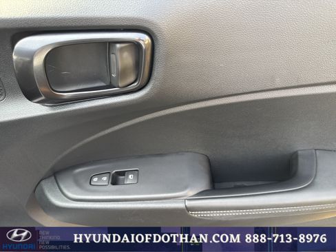 Certified 2022 Hyundai Venue Limited FWD image 18