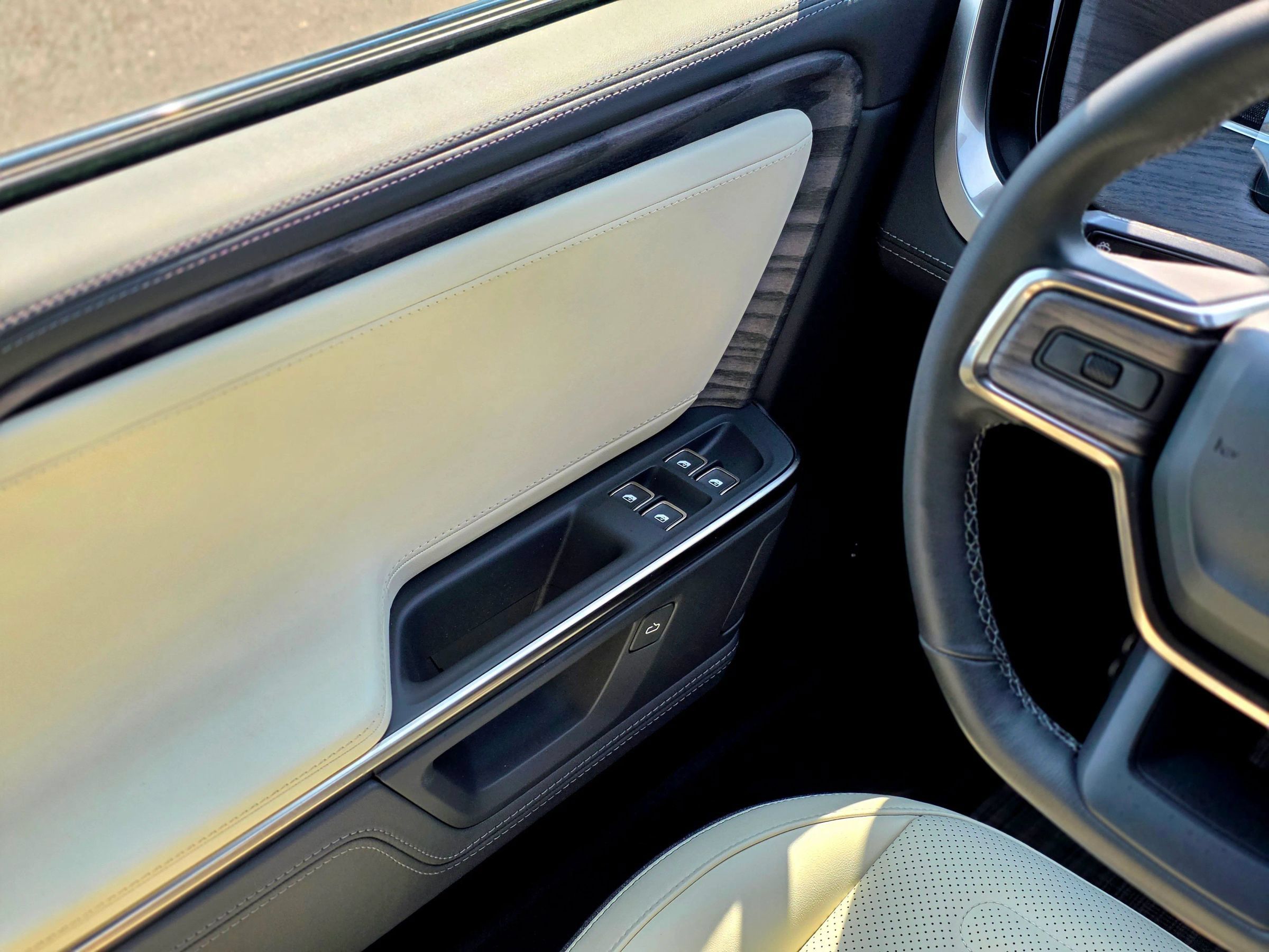 Used 2025 Rivian R1S Premium Dual AWD/4WD image 19