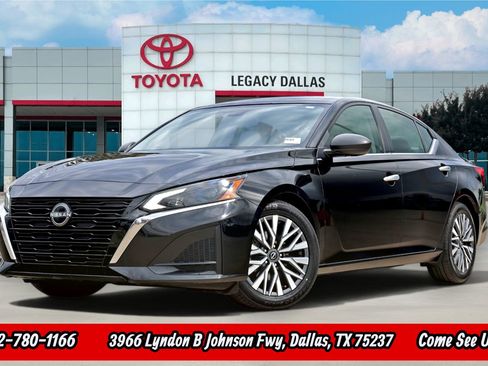 Used 2024 Nissan Altima 2.5 SV FWD image 1
