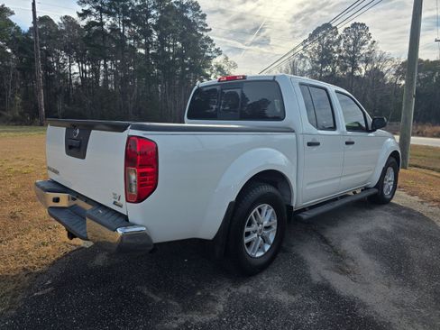 Used 2019 Nissan Frontier SV image 4