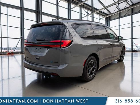 Used 2021 Chrysler Pacifica Touring w/ S Appearance Package FWD image 32