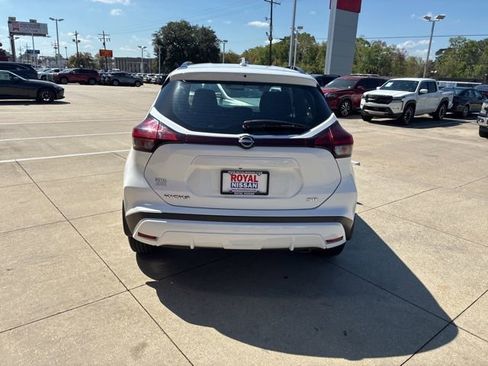 Used 2023 Nissan Kicks SR image 6