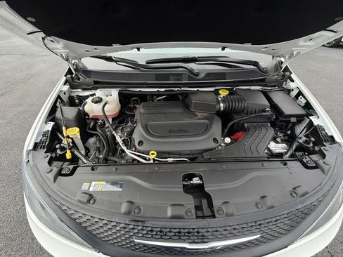 Used 2025 Chrysler Voyager LX FWD image 32