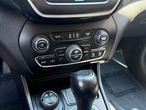 Used 2021 Jeep Cherokee Trailhawk AWD/4WD image 35
