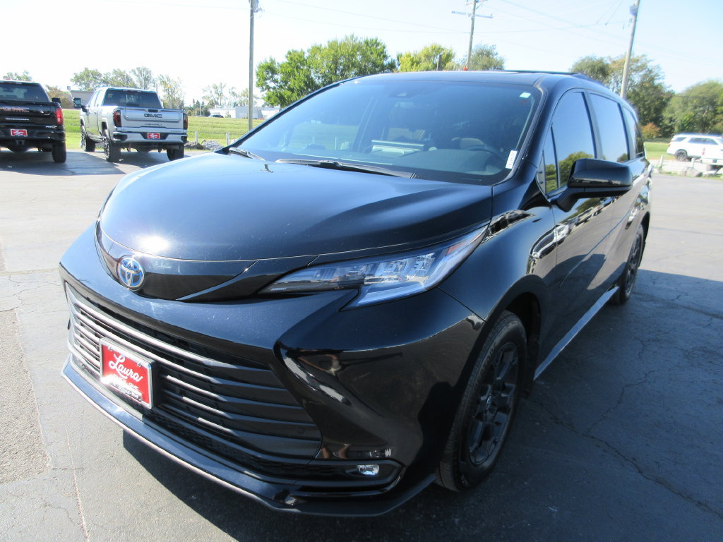 Used 2025 Toyota Sienna XLE Woodland Edition AWD/4WD image 11