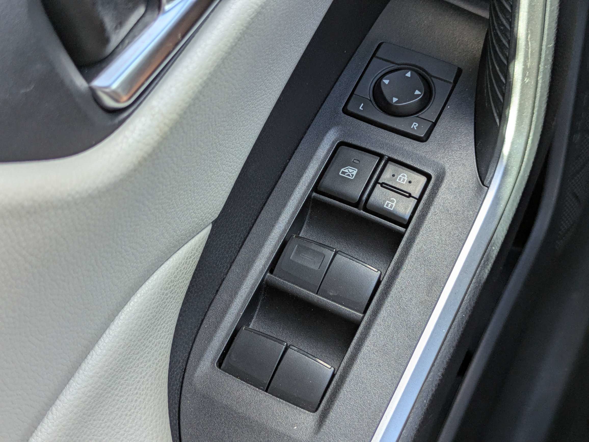 Used 2019 Toyota RAV4 XLE w/ Convenience Package FWD image 23
