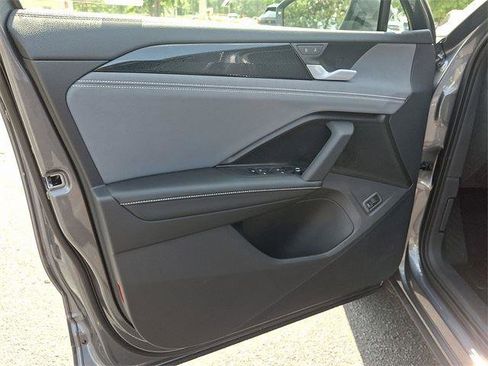 New 2025 Volkswagen Tiguan SE image 9