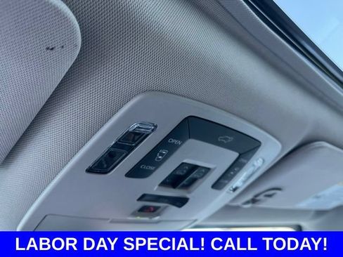 Used 2025 Toyota Sienna XLE FWD image 28