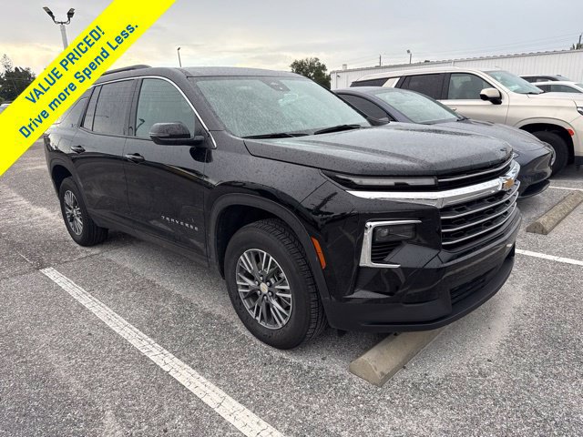 Used 2025 Chevrolet Traverse LT FWD image 1