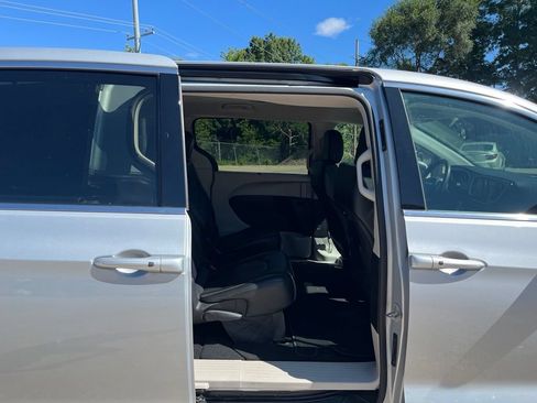 Used 2023 Chrysler Pacifica Touring-L FWD image 35
