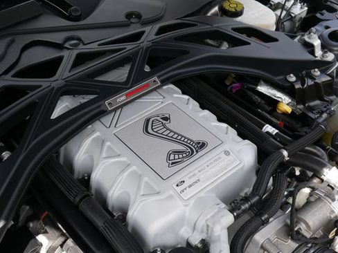 Used 2021 Ford Mustang Shelby GT500 w/ Carbon Fiber Track Pack RWD image 3