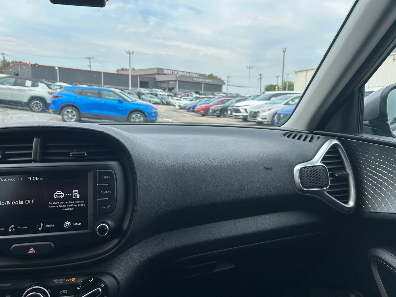 Used 2025 Kia Soul LX w/ LX Technology Package FWD image 29